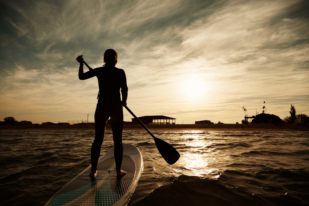 Maîtriser le stand up paddle : guide pour bien débuter